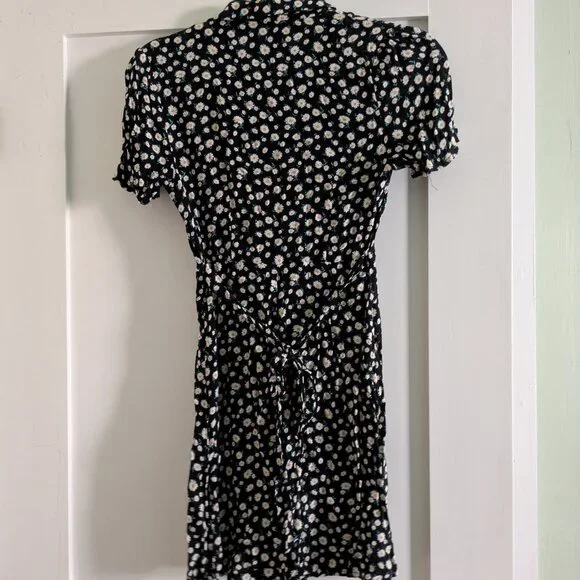 Forever 21 Collared Tie Back Black and White Daisy Floral Mini Dress - Picture 2 of 5